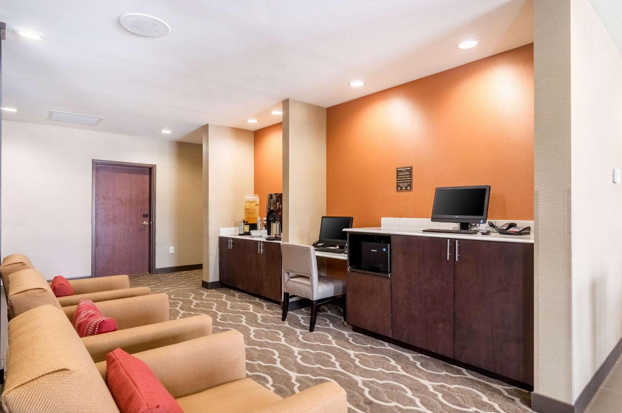 Hotel Comfort Meridian And I-40