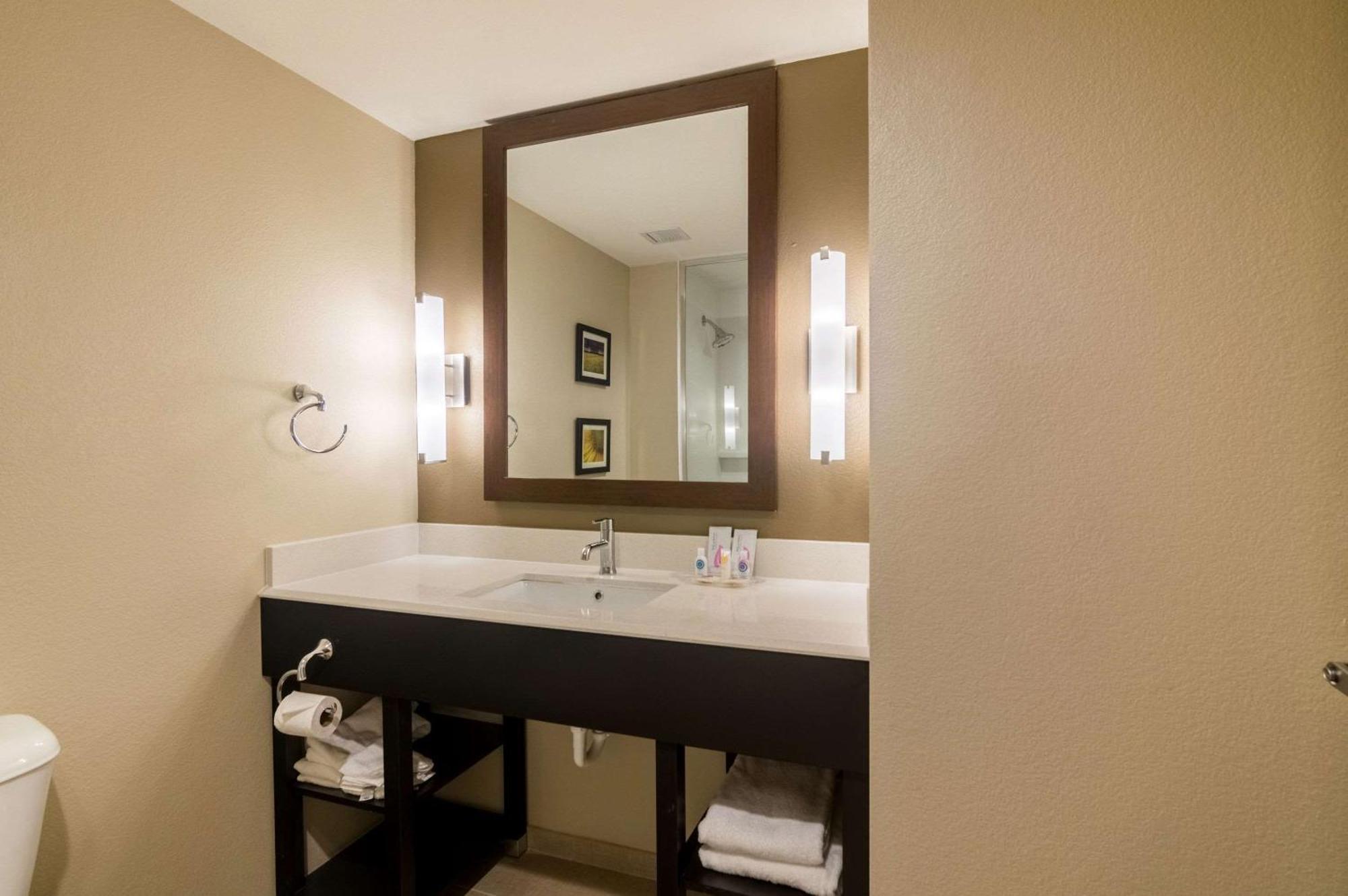Comfort Meridian And I-40 Hotel 2*